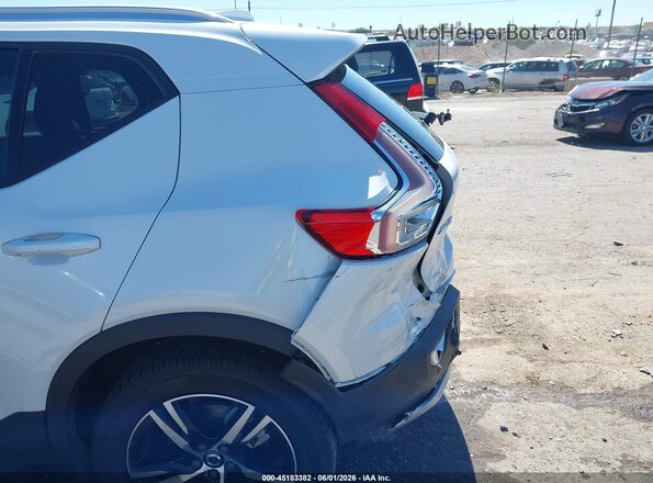 YV4L12UK1P2967889 2023 VOLVO XC40 White 
