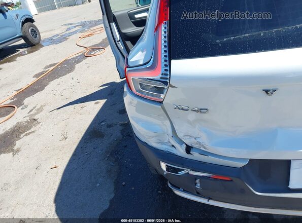 YV4L12UK1P2967889 2023 VOLVO XC40 White 