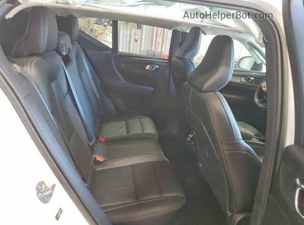 YV4L12UL0P2944239 2023 VOLVO XC40 White Widok wnętrza z tyłu