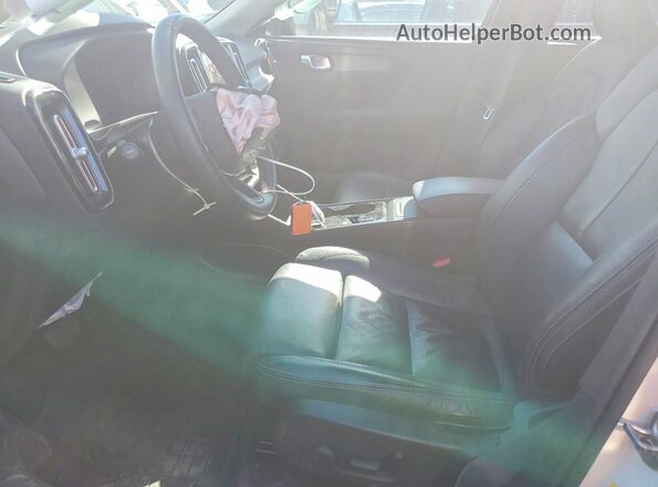 YV4L12UL0P2944239 2023 VOLVO XC40 White Widok wnętrza z przodu