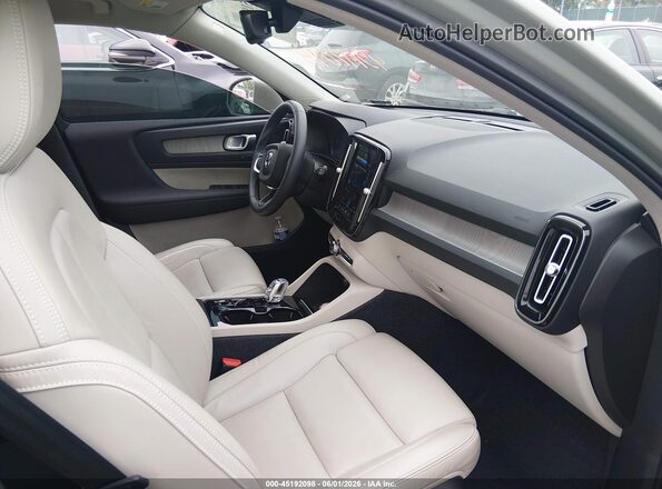 YV4L12UN9P2003230 2023 VOLVO XC40 Green Widok wnętrza z przodu
