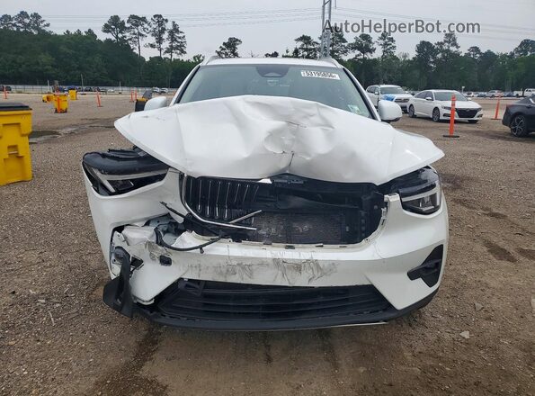 YV4L12UNXP2114157 2023 VOLVO XC40 White Widok z przodu