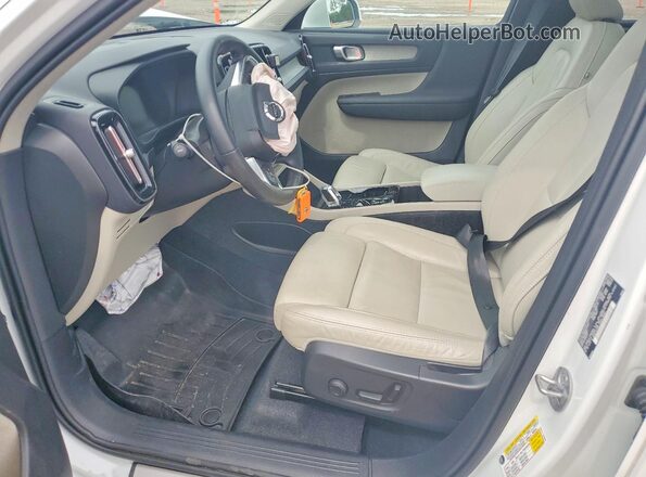 YV4L12UNXP2114157 2023 VOLVO XC40 White Widok wnętrza z przodu
