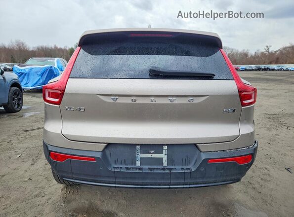 YV4L12UW2P2088906 2023 VOLVO XC40 Cream Vista trasera