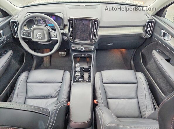 YV4L12UW2P2088906 2023 VOLVO XC40 Cream Vista del salpicadero