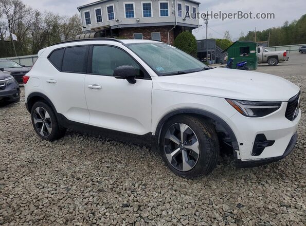YV4L12UWXP2103426 2023 VOLVO XC40 White Delantero derecho