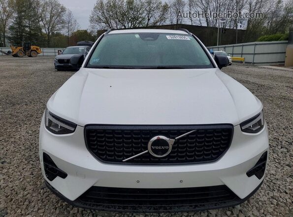 YV4L12UWXP2103426 2023 VOLVO XC40 White Vista frontal