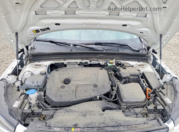 YV4L12UWXP2103426 2023 VOLVO XC40 White Vista del compartimento del motor