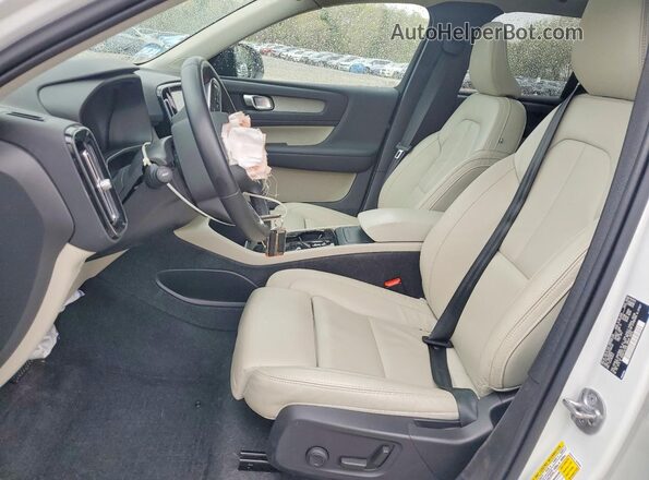 YV4L12UWXP2103426 2023 VOLVO XC40 White Vista interior delantera