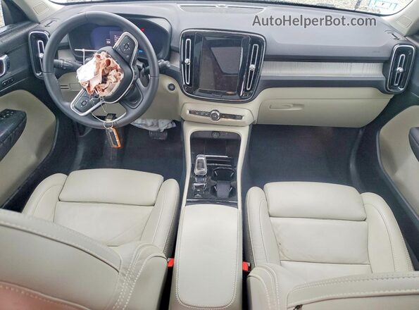 YV4L12UWXP2103426 2023 VOLVO XC40 White Vista del salpicadero