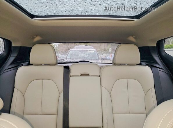 YV4L12UWXP2103426 2023 VOLVO XC40 White Vista de los asientos traseros