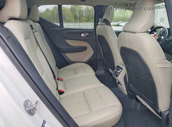 YV4L12UWXP2103426 2023 VOLVO XC40 White Vista interior trasera