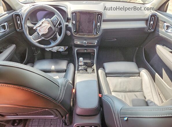 YV4L12UX2P2977293 2023 VOLVO XC40 White Առջևի վահանակի տեսք