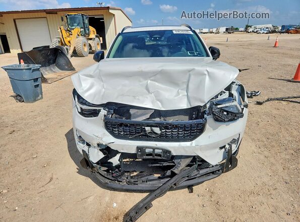 YV4L12UX2P2977293 2023 VOLVO XC40 White Դիմացի տեսք