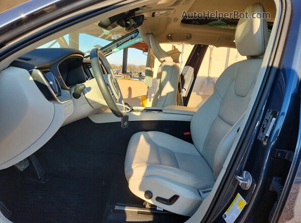 YV4M12RC9S1027974 2025 VOLVO XC60 Gray Front interior view