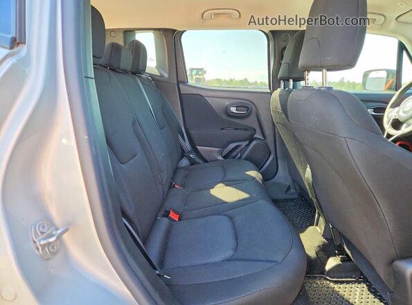 ZACNJDAB6MPM32647 2021 JEEP RENEGADE Silver Вид задньої частини салону