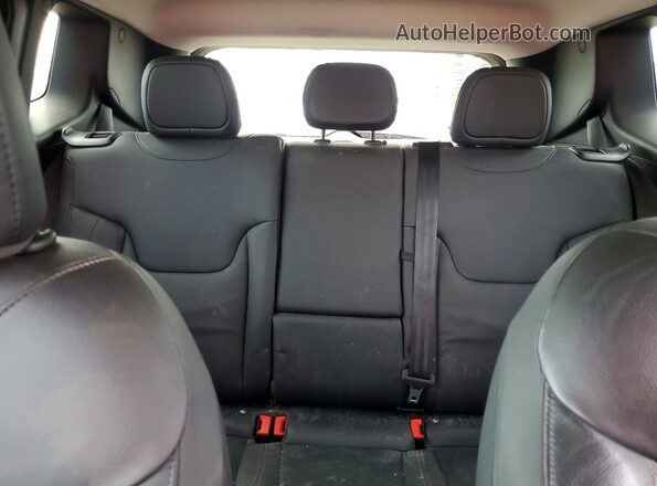 ZACNJDC10NPN53390 2022 JEEP RENEGADE Red Widok tylnych siedzeń