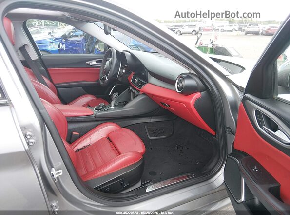 ZARFAECNXJ7589925 2018 ALFA ROMEO GIULIA Gray Front interior view