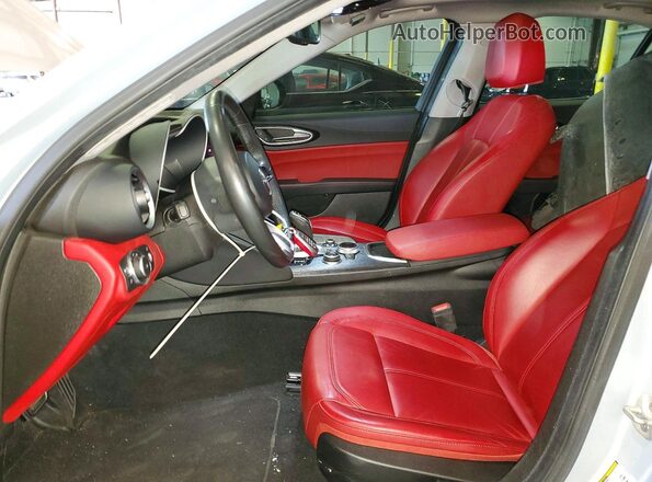 ZARFAMANXM7649140 2021 ALFA ROMEO GIULIA Gray Front interior view