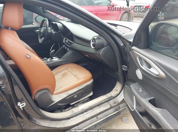 ZARFAMBN0P7671716 2023 ALFA ROMEO GIULIA Black წინა სალონის ხედი