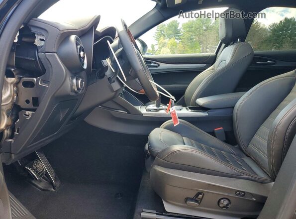 ZASPAKAN2S7D99741 2025 ALFA ROMEO STELVIO Black Widok wnętrza z przodu