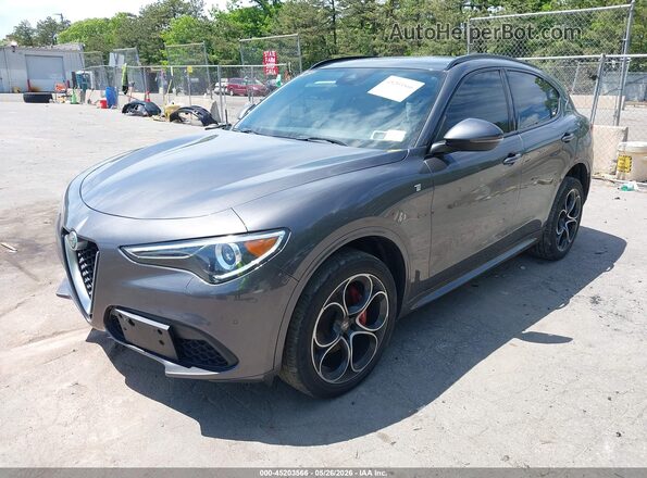 ZASPAKBN0P7D54187 2023 ALFA ROMEO STELVIO Gray Vista tres cuartos delantera izquierda