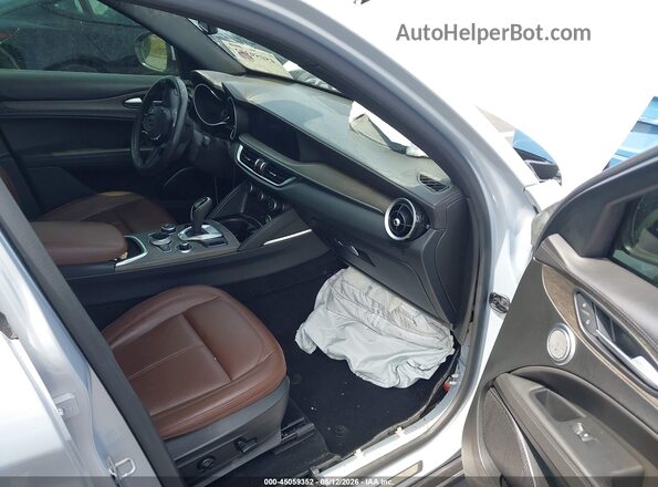 ZASPAKBN3N7D30186 2022 ALFA ROMEO STELVIO Silver Front interior view