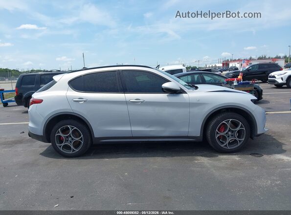 ZASPAKBN3N7D30186 2022 ALFA ROMEO STELVIO Silver 360 interior view