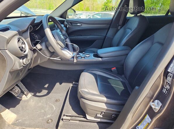 ZASPAKBN7P7D59189 2023 ALFA ROMEO STELVIO Gray Vista interior delantera