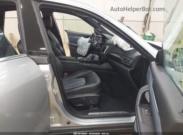 ZN661YUL8HX252137 2017 MASERATI LEVANTE Silver 