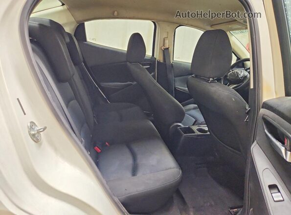 3MYDLBYVXJY311299 2018 TOYOTA YARIS White Widok tylnych siedzeń
