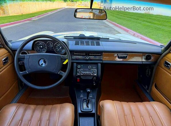11511412003948 1975 MERCEDES-BENZ 300 White უკანა სავარძლების ხედი