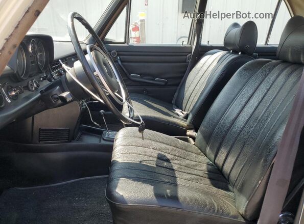 11511012102532 1970 MERCEDES-BENZ 220D Белый Вид салона спереди