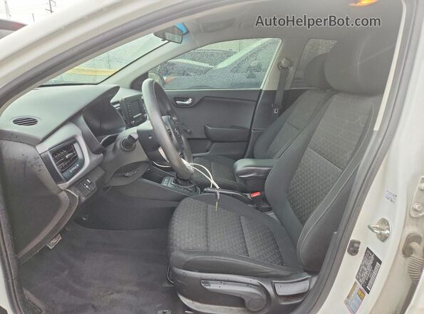3KPA25AB0JE092201 2018 KIA RIO White Vista del salpicadero