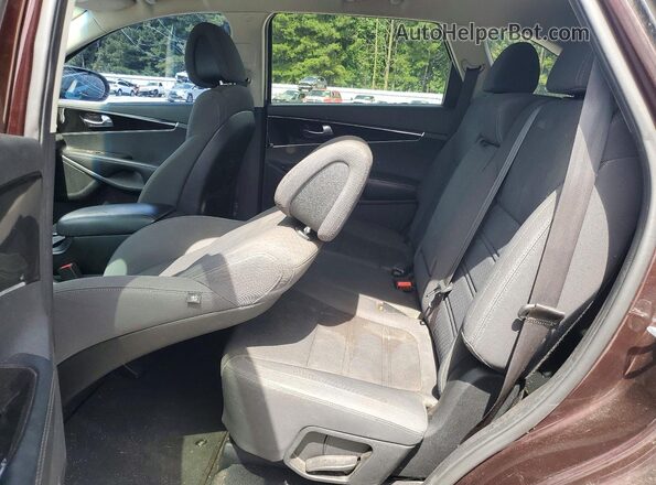 5XYPG4A52GG011095 2016 KIA SORENTO Silver Widok wnętrza z tyłu