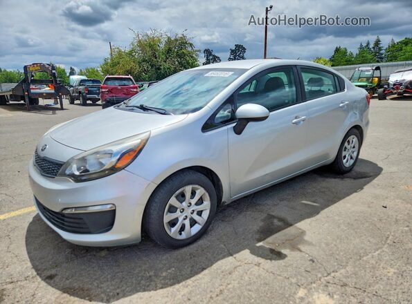 KNADM4A33H6026233 2017 KIA RIO Silver Trasero izquierdo