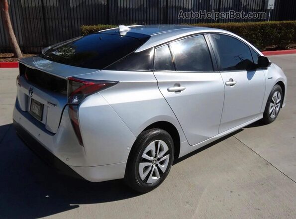 JTDKARFU0J3067881 2018 TOYOTA PRIUS Silver Передня права чверть