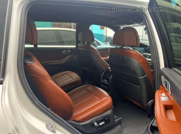 5UXCX6C08N9K31043 2022 BMW X7 White Vista interior delantera