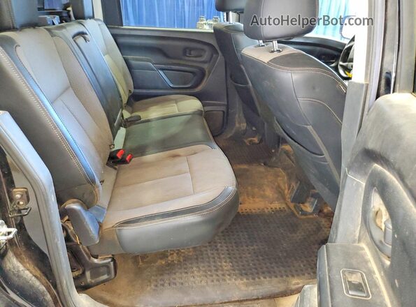 1N6AA1EK8HN544386 2017 NISSAN TITAN Black Widok wnętrza z tyłu