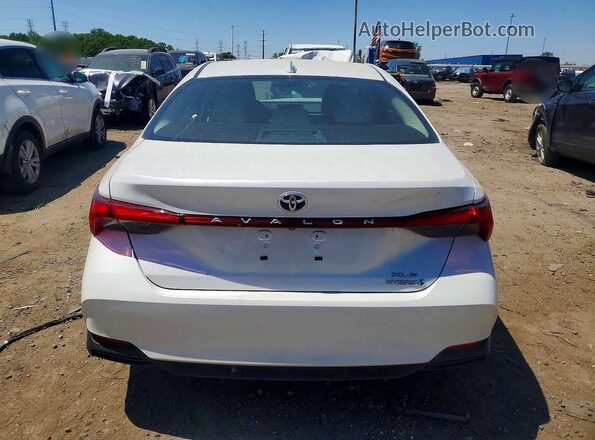 4T1AA1AB4NU014048 2022 TOYOTA AVALON White Vista interior delantera