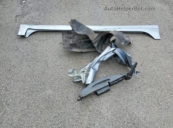 19XZE4F93KE001028 2019 HONDA INSIGHT Silver Vista del compartimento del motor