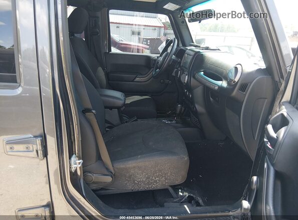 1C4BJWDG0HL591358 2017 JEEP WRANGLER UNLIMITED Black Front interior view