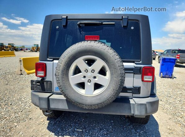 1C4BJWDG0JL855832 2018 JEEP WRANGLER Серебряный Вид сзади