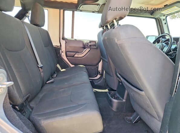 1C4BJWDG0JL855832 2018 JEEP WRANGLER Серебряный Вид задней части салона