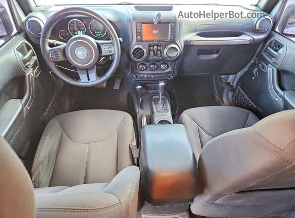 1C4BJWDG3HL616446 2017 JEEP WRANGLER Silver Widok deski rozdzielczej