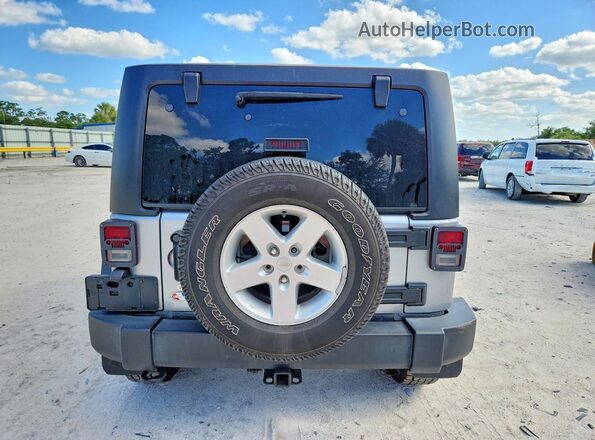 1C4BJWDG3HL616446 2017 JEEP WRANGLER Silver Widok z tyłu