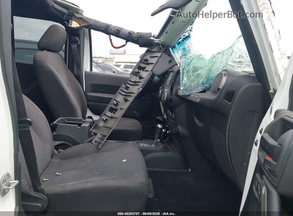 1C4BJWDG4HL574398 2017 JEEP WRANGLER UNLIMITED White Front interior view