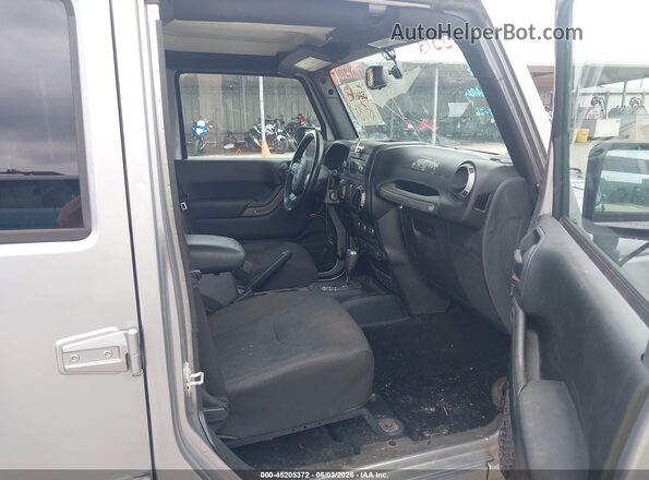 1C4BJWDG7JL808233 2018 JEEP WRANGLER Серебряный Вид салона спереди