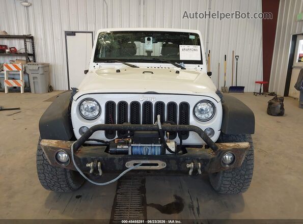 1C4BJWDG9HL615494 2017 JEEP WRANGLER UNLIMITED White Widok wnętrza z tyłu