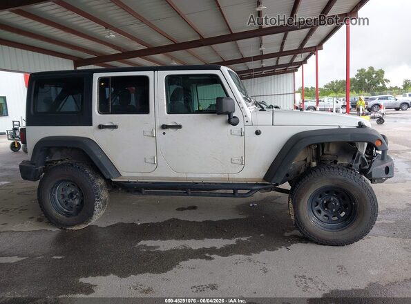 1C4BJWDG9JL845137 2018 JEEP WRANGLER White Widok wnętrza z tyłu
